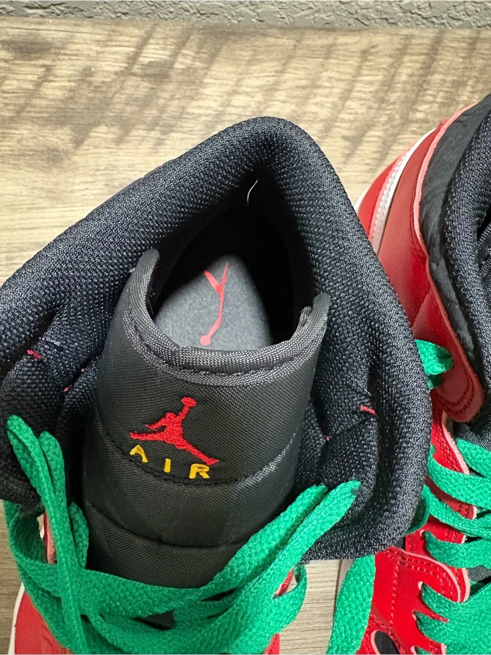Air Jordan 1 Mid SE Christmas Men’s 10.5 Near DS